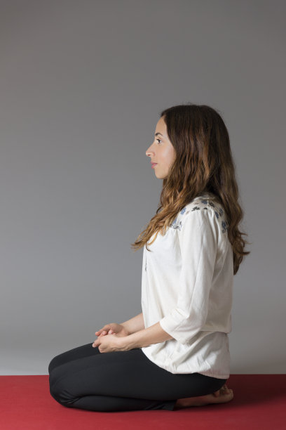 摆英雄姿势的女孩图片下载