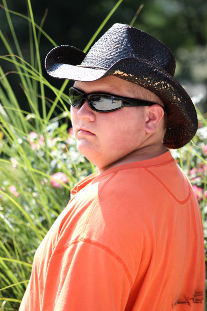 肖像图像的少年戴牛仔帽和太阳镜图片下载