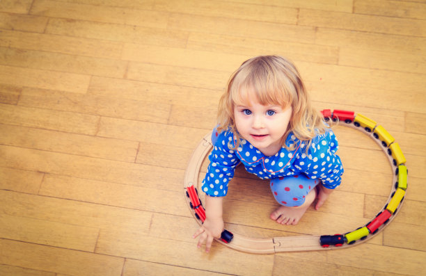 小女孩在室内玩火车图片下载