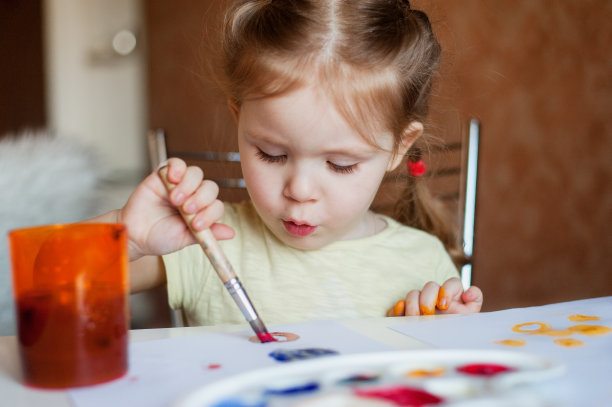 小女孩画画图片下载