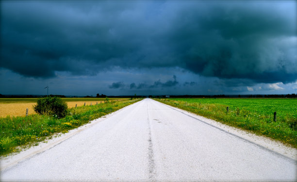 穿过夏天暴风雨的乡间小路图片下载