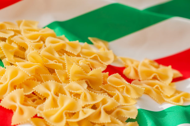 干通心粉的背景上的意大利国旗的颜色，为你的文字图片下载