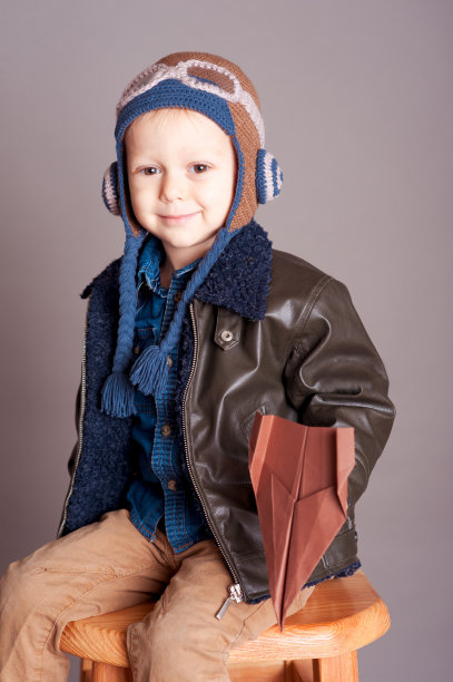 微笑的小男孩图片下载