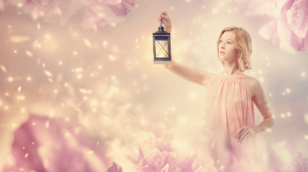 照亮道路的年轻女子图片下载