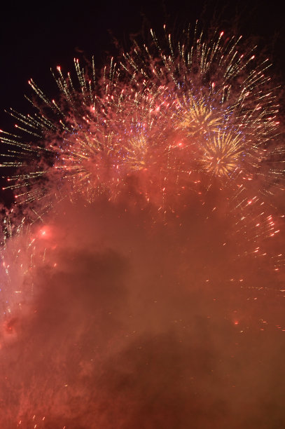 烟火照亮了天空，令人眼花缭乱素材图片