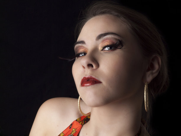 穿着橙色的性感女人图片下载