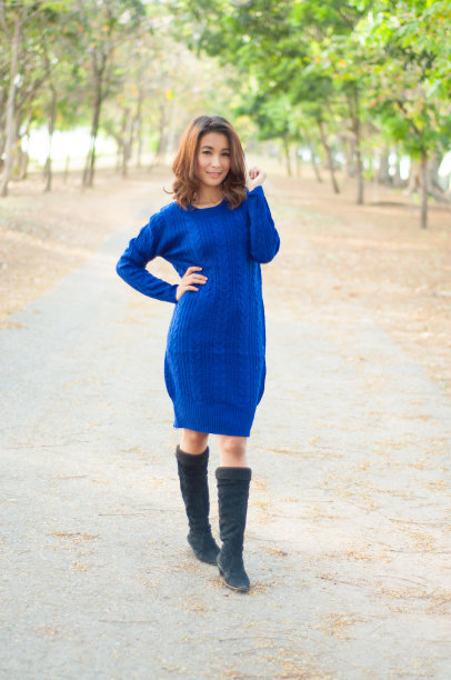 亚洲女孩在花园展示时尚概念图片下载