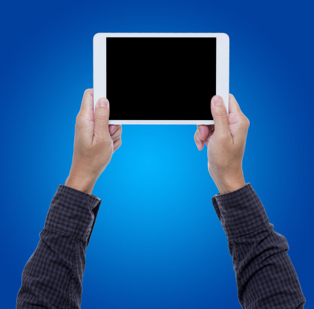 商人手上的蓝色背景的数字平板电脑图片下载