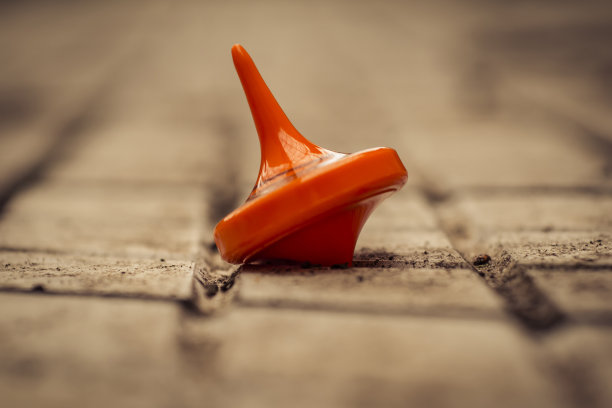 陀螺躺在地上图片下载