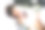 在医院里，母亲抱着刚出生的孩子。图片下载