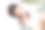 在医院里，母亲抱着刚出生的孩子。素材图片