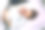 在医院里，母亲抱着刚出生的孩子。素材图片