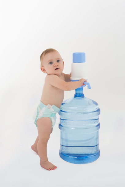 女婴孤立在白色的大瓶子上图片下载