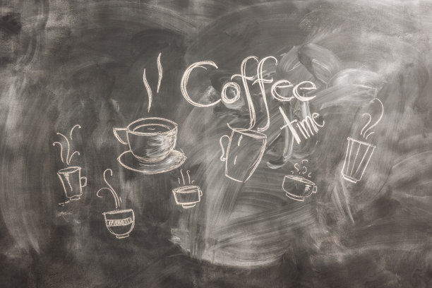 拿着咖啡和手机的女孩图片下载