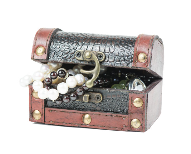 打开的木箱里有宝石图片下载