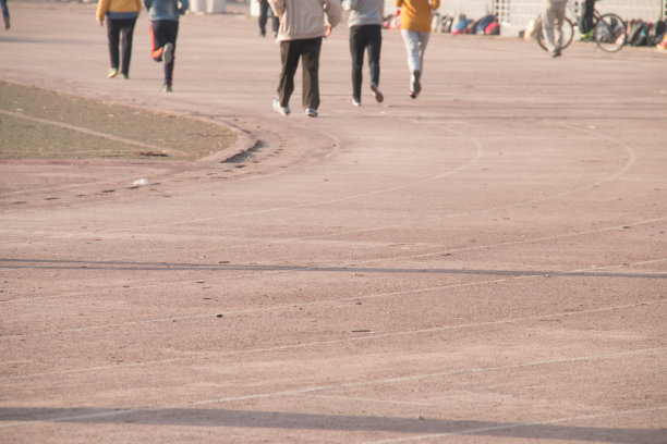 早上健身的人在体育场图片下载