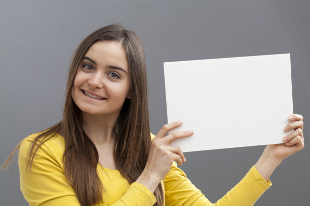 微笑的20多岁的女孩在做商业广告图片下载