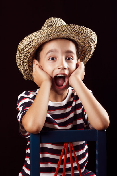 喊着男孩图片下载