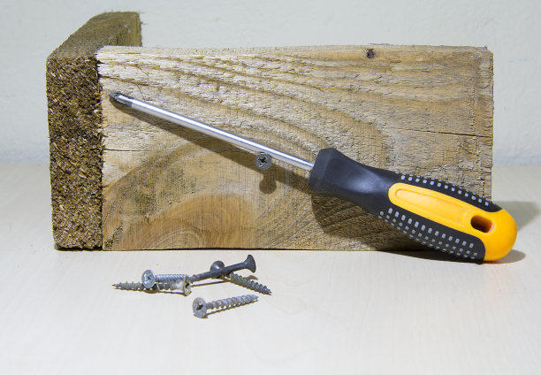 螺丝刀和螺丝。图片下载