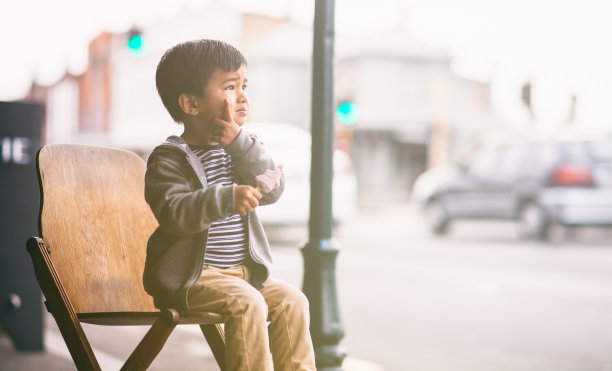 吃冰淇淋的孩子。图片下载