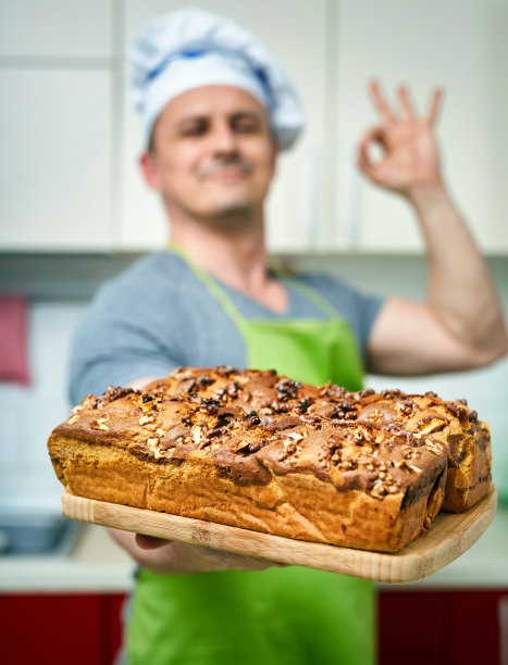 厨师拿着核桃蛋糕图片下载
