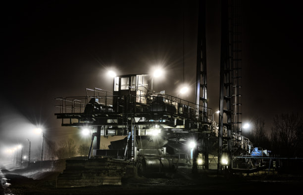 矿山机械的夜晚图片下载