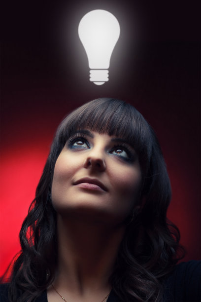 美丽的黑发女孩有新的想法的概念图片下载