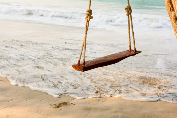 在泰国kooh岛的海滩上荡秋千图片下载