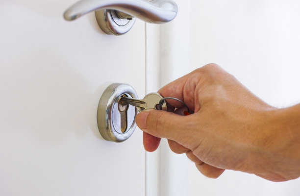 有人准备用钥匙开门图片下载