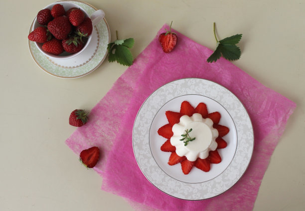 草莓牛奶冻图片下载