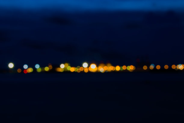 散景，霓虹色彩灯光模糊了运动。图片下载