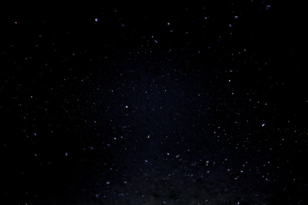 夜晚漆黑的天空，闪烁的灯光背景，深空星空图片下载