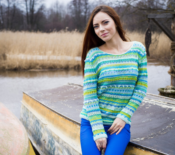 春天，穿着针织毛衣的女人在散步图片下载