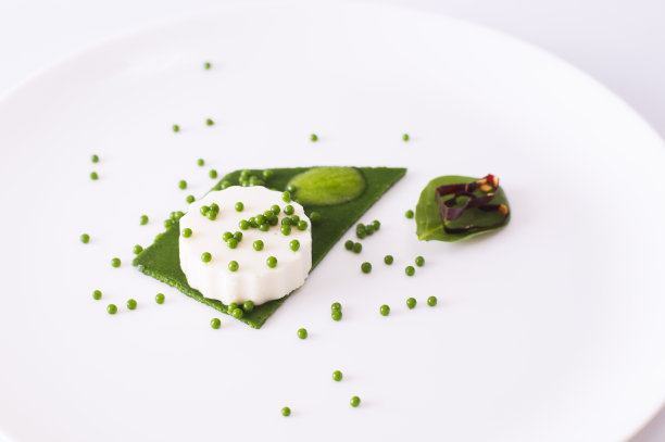马苏里拉布丁，菠菜鱼子酱，菠菜酱和绿纸图片下载