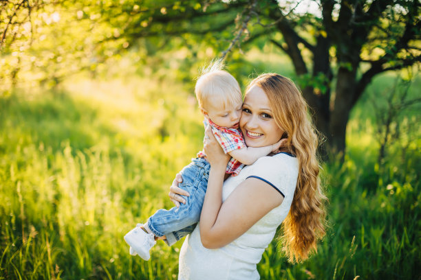 母亲拥抱她的儿子图片下载