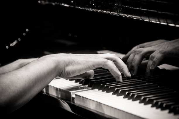 手弹钢琴图片下载