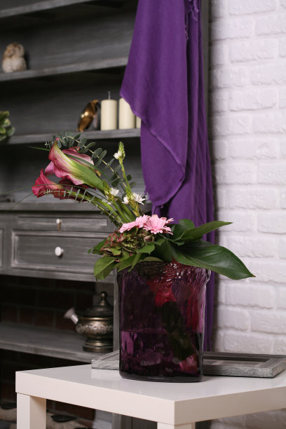 花束马蹄莲，菊花在丁香花瓶上图片下载