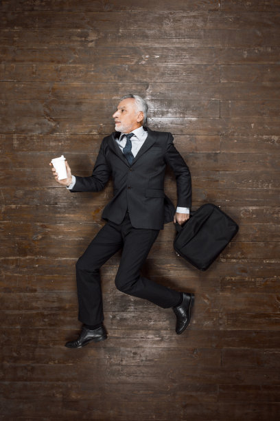 俯视图照片的高级商人在木地板上图片下载