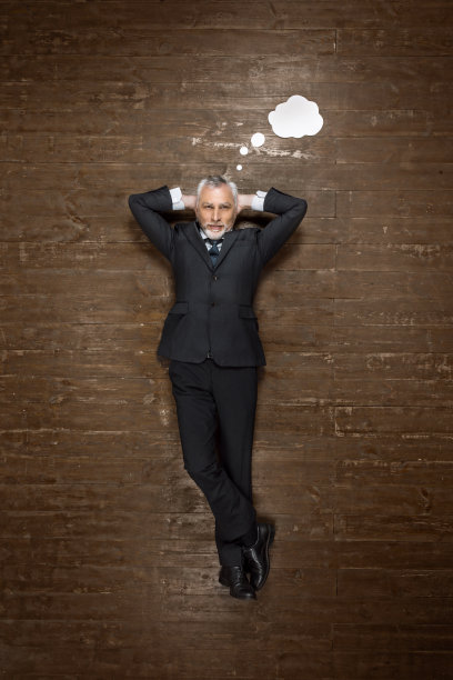 俯视图照片的高级商人在木地板上图片下载