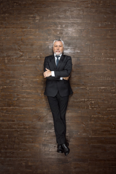 俯视图照片的高级商人在木地板上图片下载