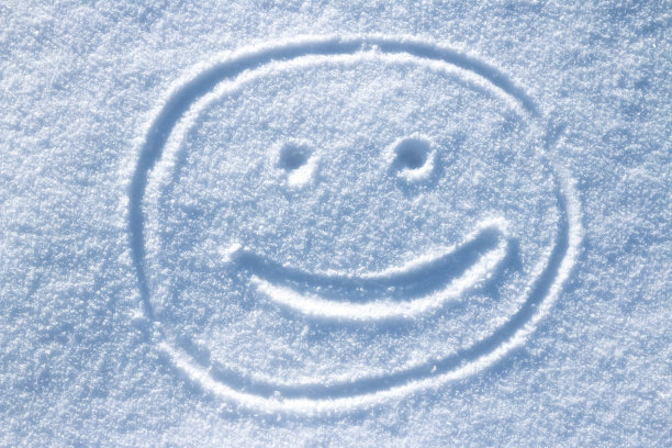 雪中的笑脸图片下载