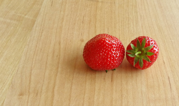 木头背景上的新鲜草莓图片下载