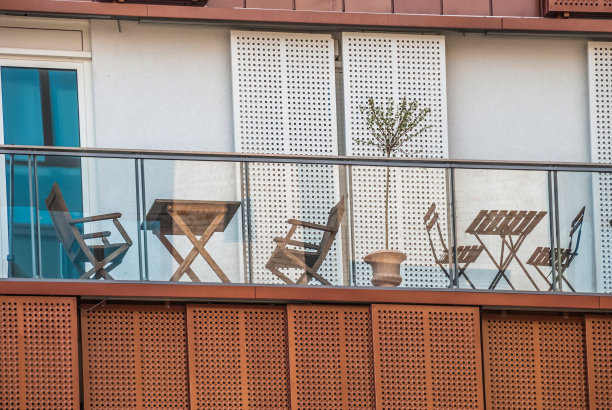 木制桌椅在公寓露台哈芬汉堡图片下载