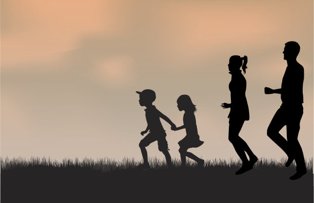 大自然中的家庭剪影。图片下载