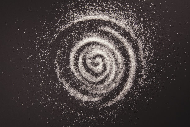 黑色背景上的糖图片下载