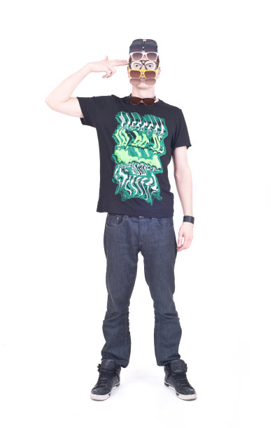 有趣的小男孩用手指爆头图片下载