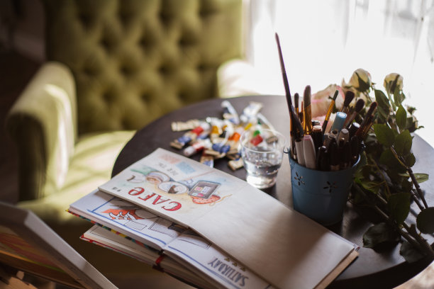 桌上有素描和绘图工具图片下载