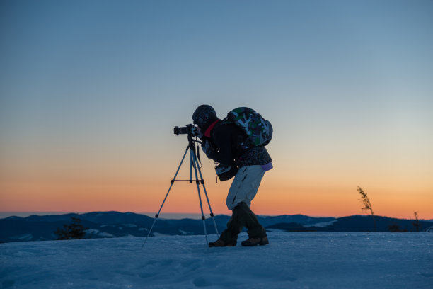 摄影师拍摄日落/日出照片图片下载