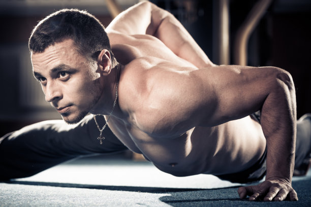 在健身房地板上做俯卧撑图片下载