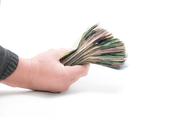 手里拿着厚厚的一叠钞票，钞票上印着白纸图片下载